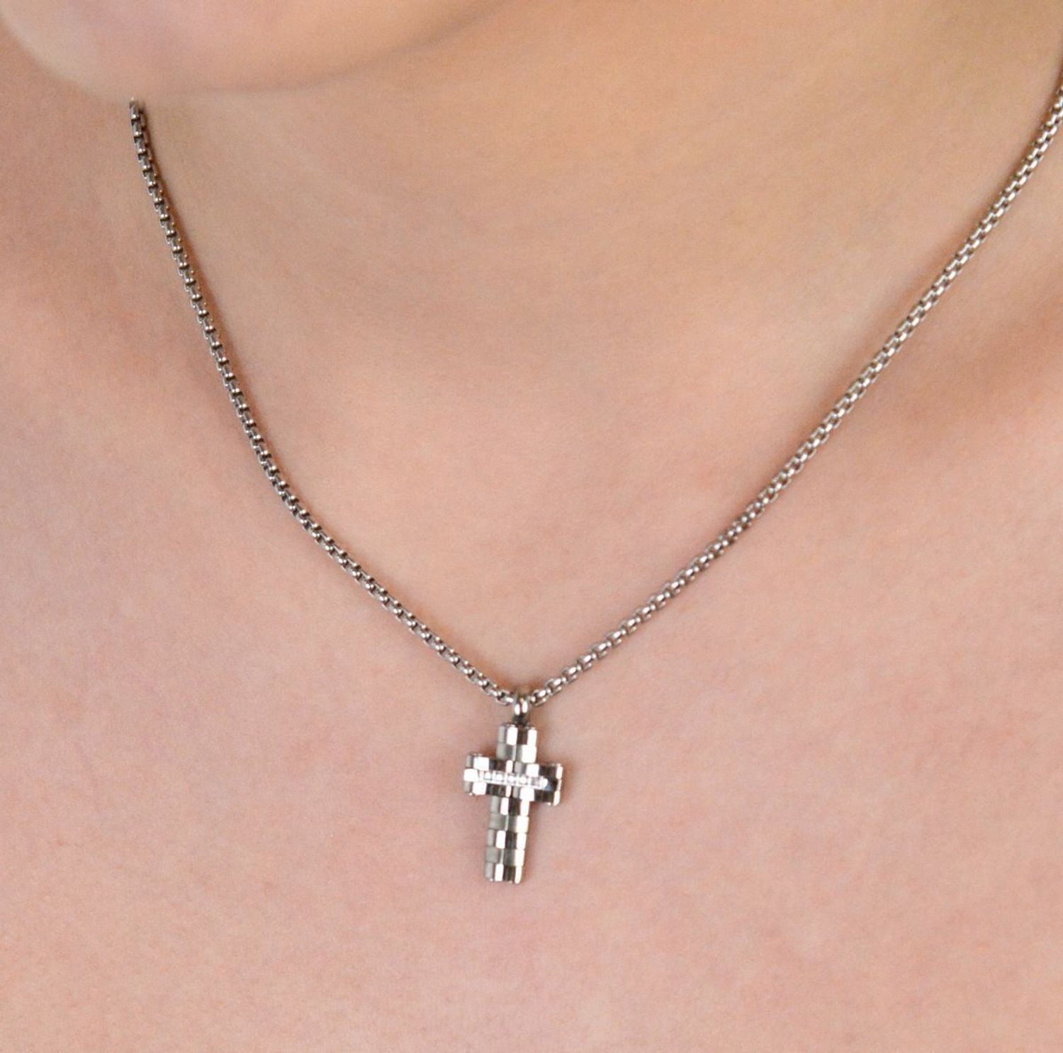 Naszyjnik stalowy męski Nomination Italy Strong Krzyż Srebrny Białe Diamenty 028304 008.jpg